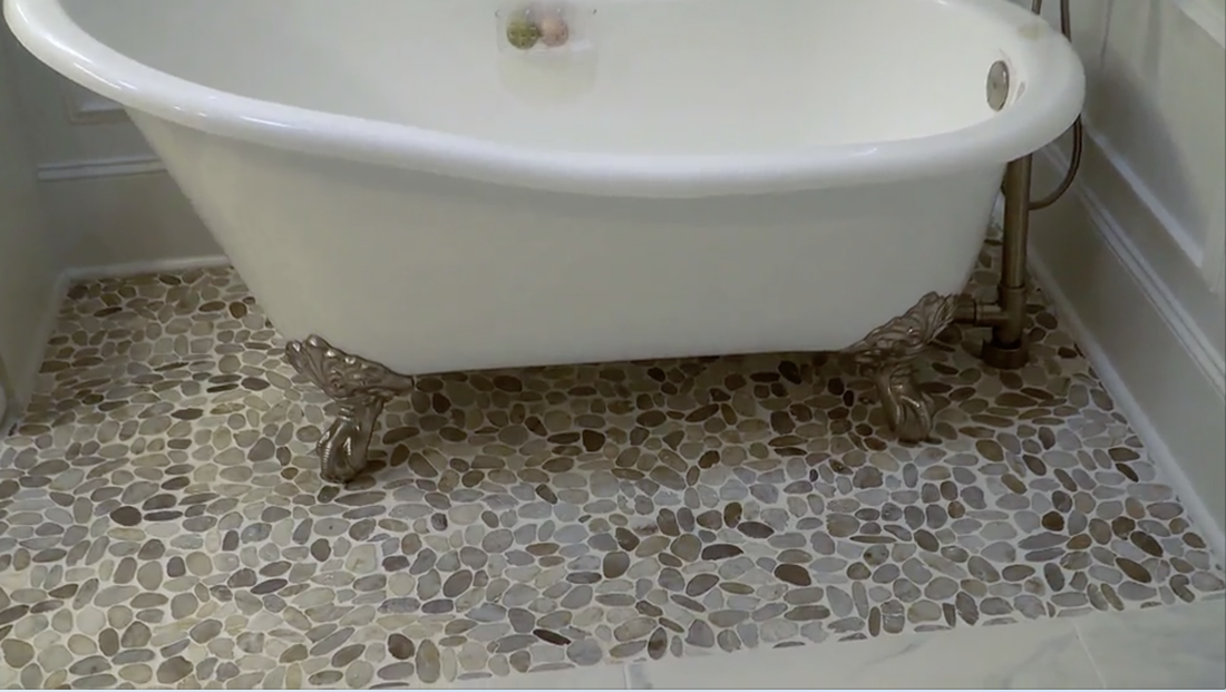 Bathtub with feet on asymmetrical tile floor